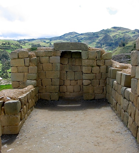 Close fitted stones in the Incan ruins